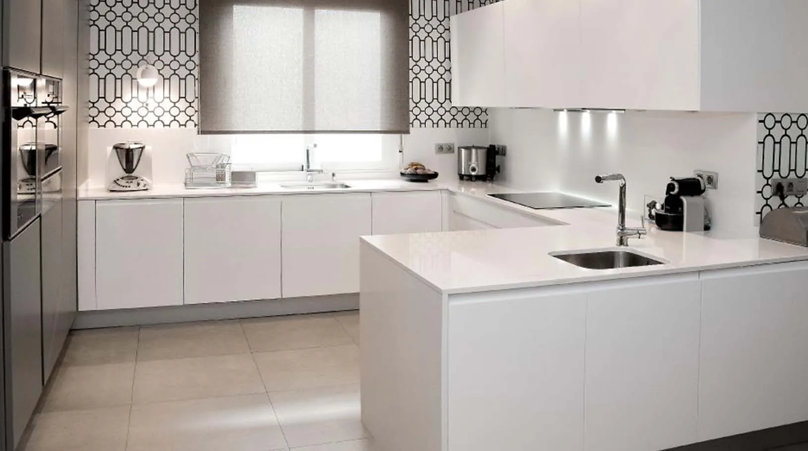 Cocina blanca en forma de U con papel pintado geométrico
