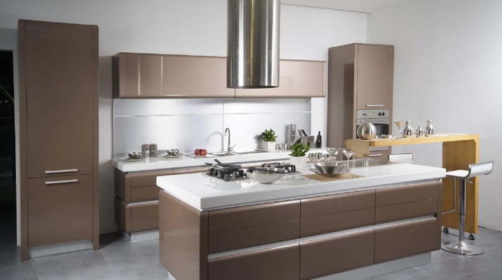 Cocina con isla central, muebles en tono visón y campana de acero